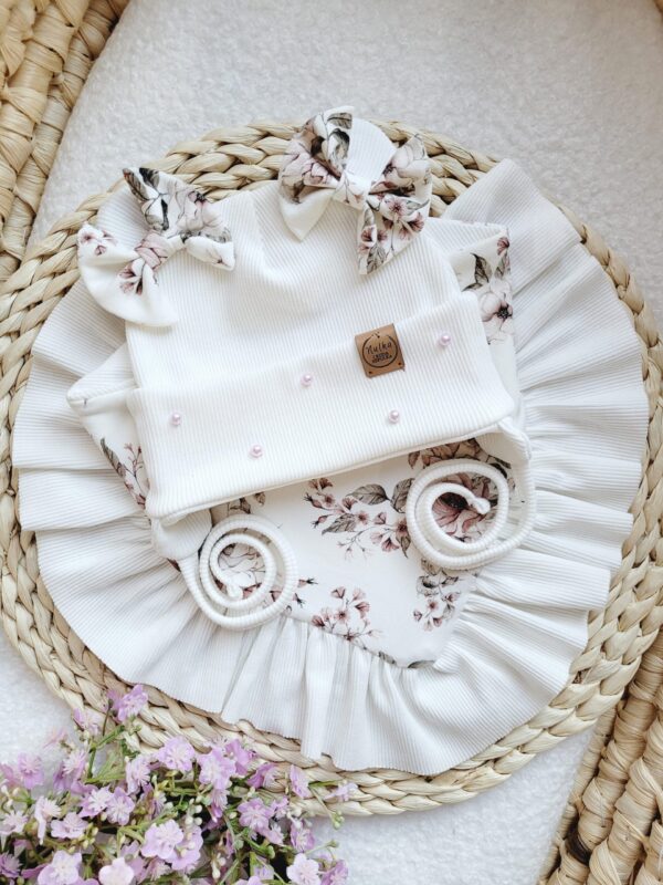 Komplet-wiazany-dla-dziewczynki-z-perelkami-Rosie-scaled-1.jpg