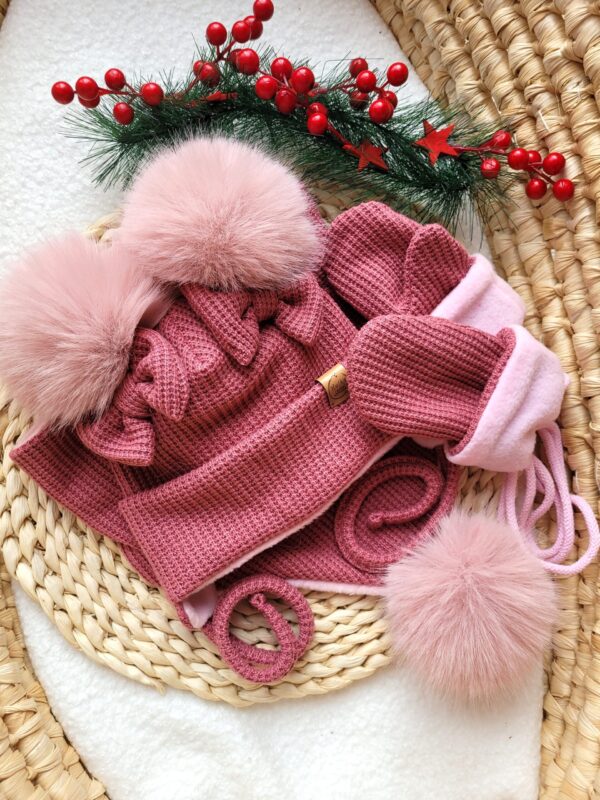 Komplet-wiazany-zimowy-z-pomponami-pastel-wrzosowy-roz-scaled-1.jpg