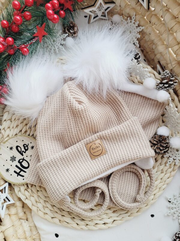 Komplet-zimowy-bezowy-z-pomponami-bialymi-1-scaled-1.jpg Komplet-zimowy-bezowy-z-pomponami-bialymi-1-scaled-1.jpg