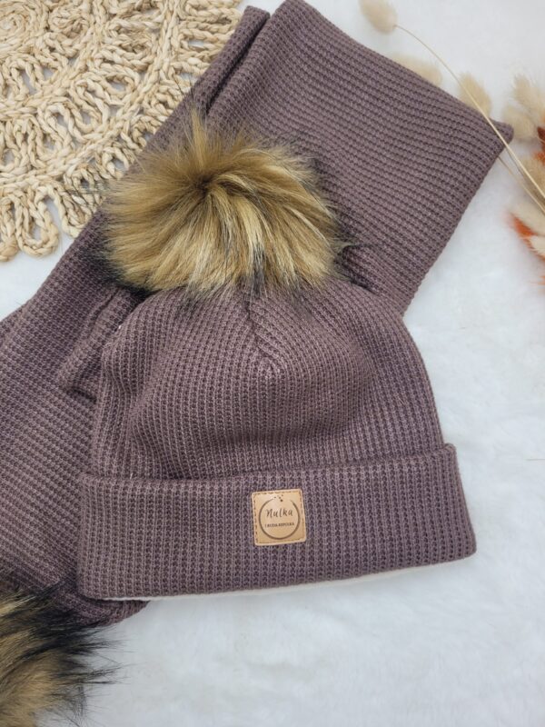 Komplet-zimowy-cappucino-pompon-miod-braz-scaled-1.jpg