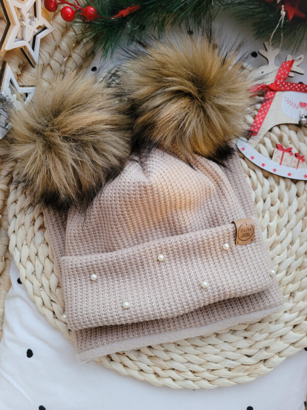 Komplet-zimowy-dla-dziewczynki-z-pomponami-miod-braz-i-perelkami-jasny-bez-scaled-1.jpg