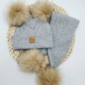 Komplet-zimowy-dzieciecy-jasny-szary-melanz-z-pomponami-bez-palony.jpg