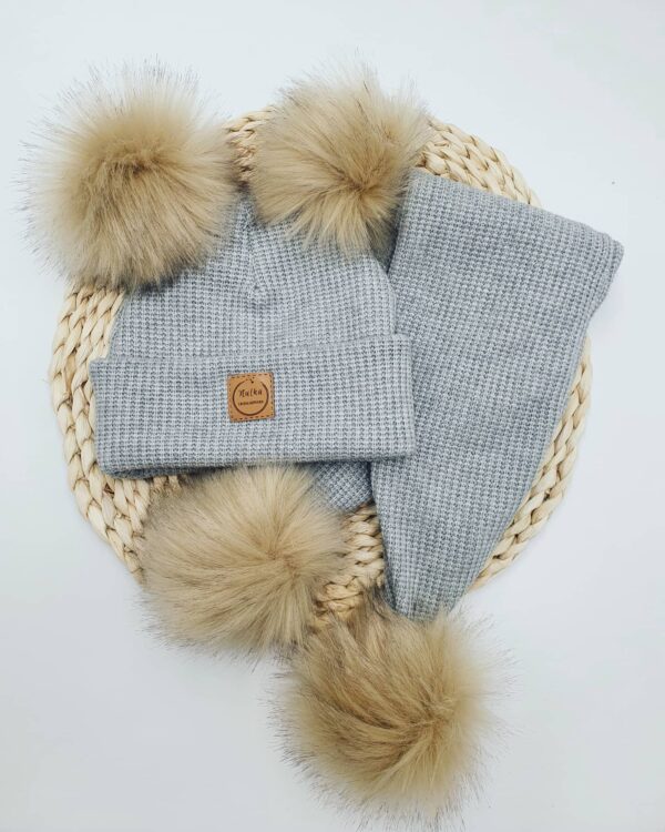 Komplet-zimowy-dzieciecy-jasny-szary-melanz-z-pomponami-bez-palony.jpg