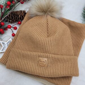 Komplet zimowy wiązany z pomponami dla dziecka - karmel