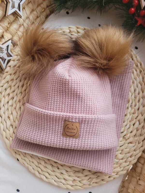 Komplet-zimowy-pastelowy-roz-z-pomponami-braz-scaled-1.jpg