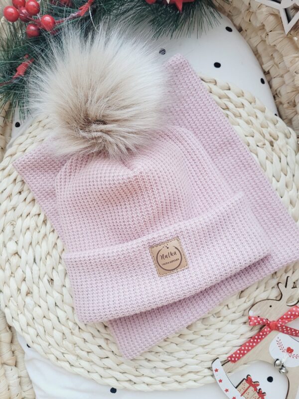 Komplet-zimowy-pastelowy-roz-z-pomponem-bez-palony-jasny-scaled-1.jpg