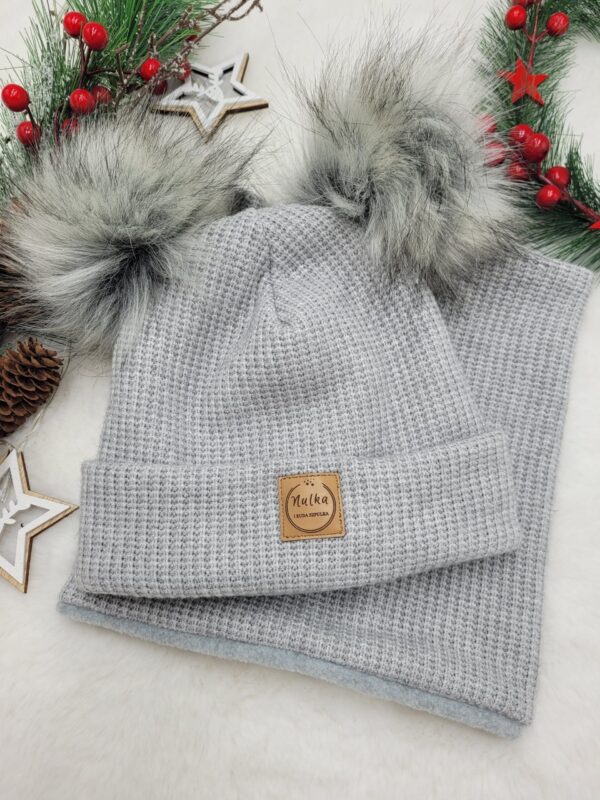 Komplet-zimowy-szary-melanz-jasny-z-szarymi-pomponami-scaled-1.jpg