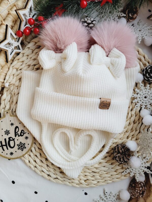 Komplet-zimowy-wiazany-ecru-pompony-roz-pastelowy-kokardki-chusta-scaled-1.jpg