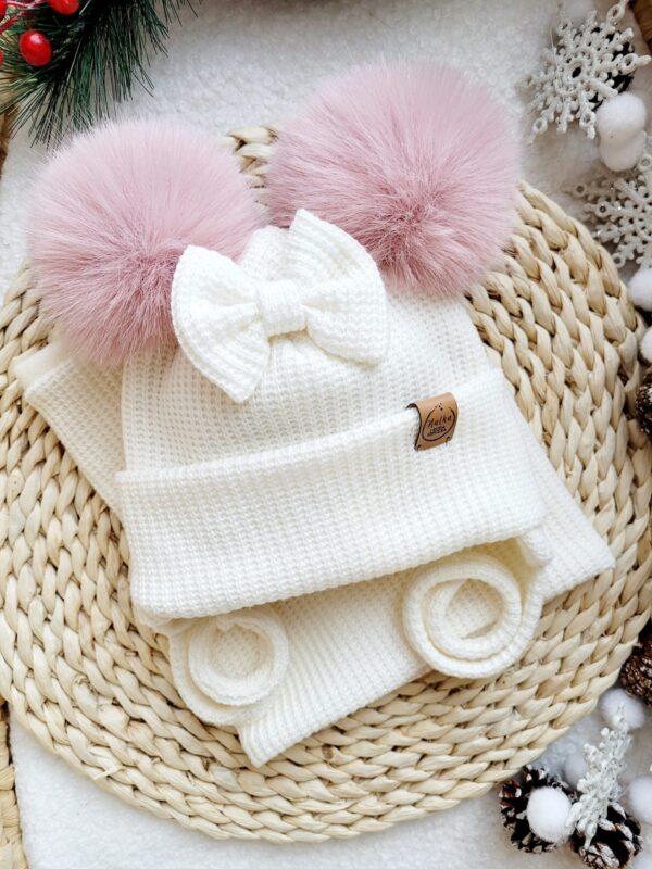 Komplet-zimowy-wiazany-ecru-z-kokarda-pompony-pastelowy-roz-scaled-1.jpg