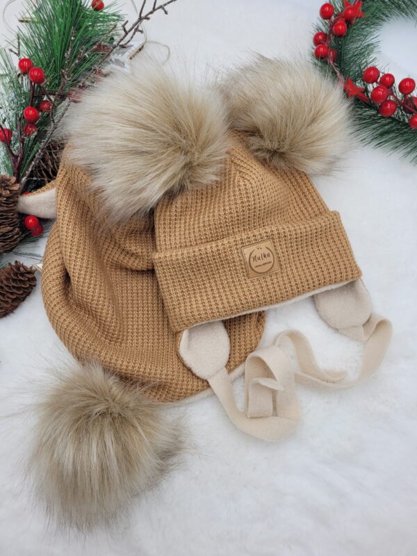 Komplet-zimowy-wiazany-karmel-z-pomponami-bez-palony-scaled-1.jpg