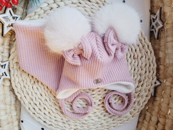 Komplet-zimowy-wiazany-pastelowy-roz-z-kokardkami-i-pomponami-wanilia-scaled-1.jpg