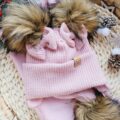 Komplet-zimowy-wiazany-roz-pastelowy-z-kokardkami-i-pomponami-miod-braz-scaled-1.jpg