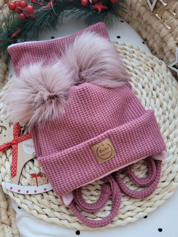 Komplet-zimowy-wiazany-roz-wrzosowy-z-pomponami-rozowymi-scaled-1.jpg