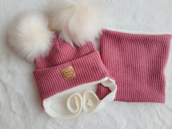 Komplet-zimowy-wiazany-roz-wrzosowy-z-pomponami-wanilia-scaled-1.jpg