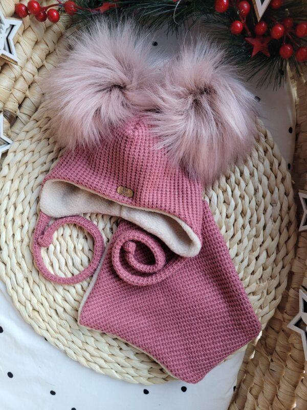 Komplet-zimowy-wiazany-wrzosowy-roz-z-pomponami-rozowymi-chusta-mini-scaled-1.jpg