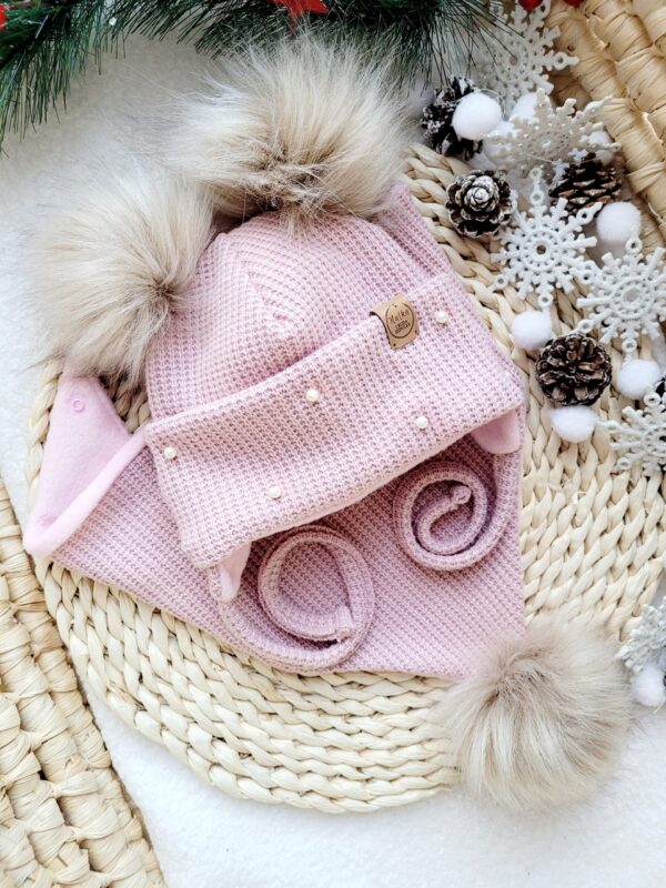 Komplet-zimowy-wiazany-z-perelkami-pastelowy-roz-pompony-bez-palony-jasny-scaled-1.jpg