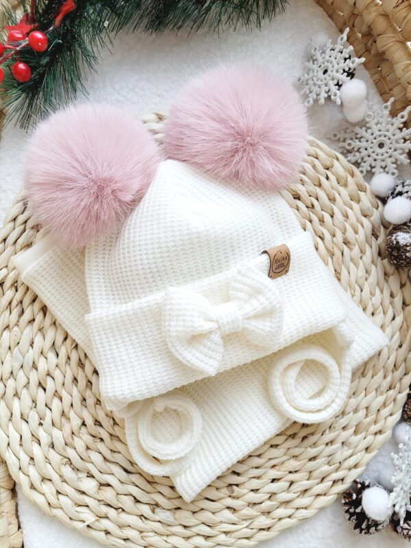Komplet-zimowy-z-kokarda-ecru-pompony-pastelowe-scaled-1.jpg