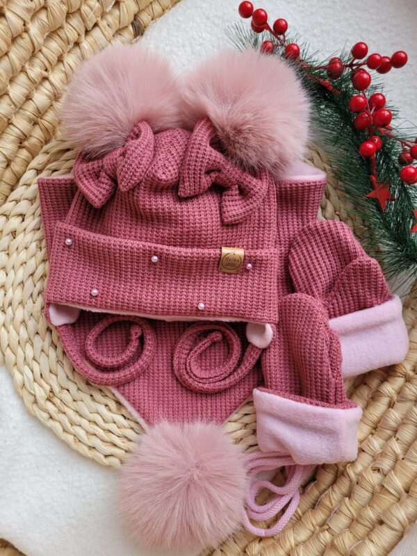 Komplet-zimowy-z-perelkami-wrzosowy-roz-pompony-pastel-scaled-1.jpg