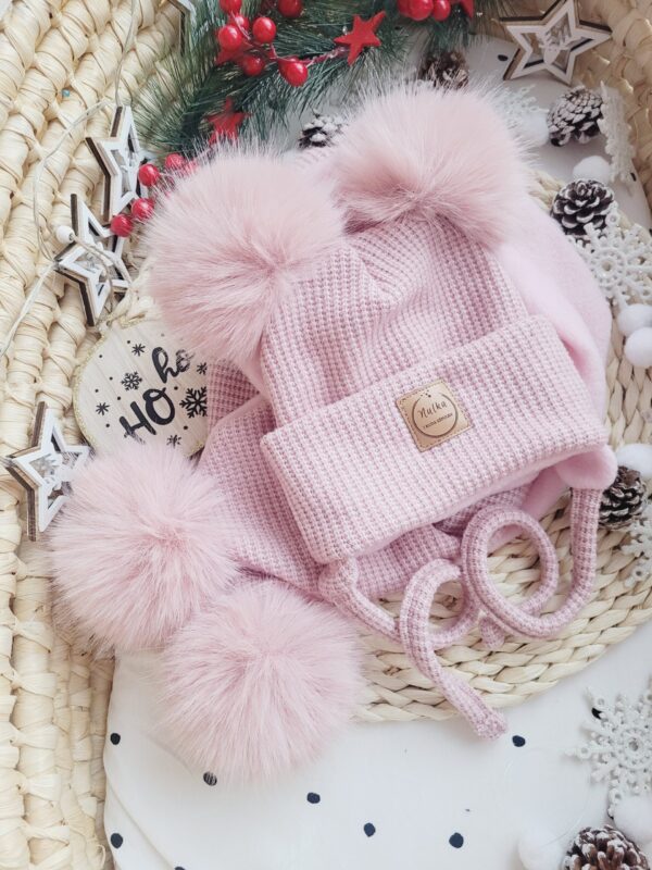 Komplet-zimowy-z-pomponami-dla-dziewczynki-roz-pastelowy-scaled-1.jpg