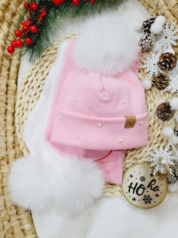 Komplet-zimowy-z-szalikiem-z-pomponami-biel-rozowy-scaled-1.jpg