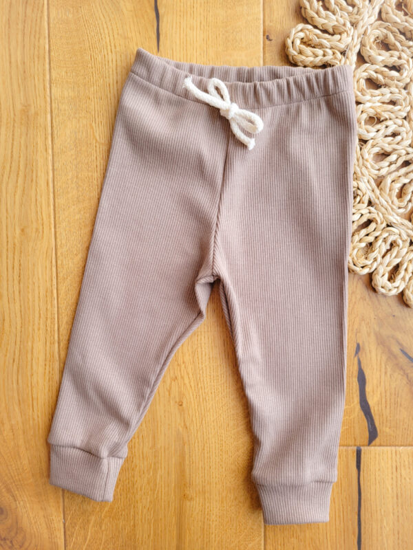 Legginsy-dzieciece-prazkowane-cappucino-scaled-1.jpg Legginsy-dzieciece-prazkowane-cappucino-scaled-1.jpg