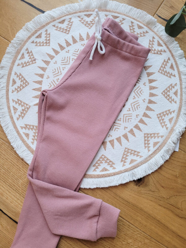 Legginsy-prazkowane-dla-dziewczynki-brudny-roz-scaled-1.jpg