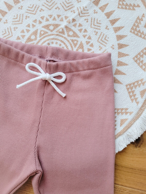 Legginsy-prazkowane-dla-dziewczynki-brudny-roz-sznurek-bawelniany-scaled-1.jpg