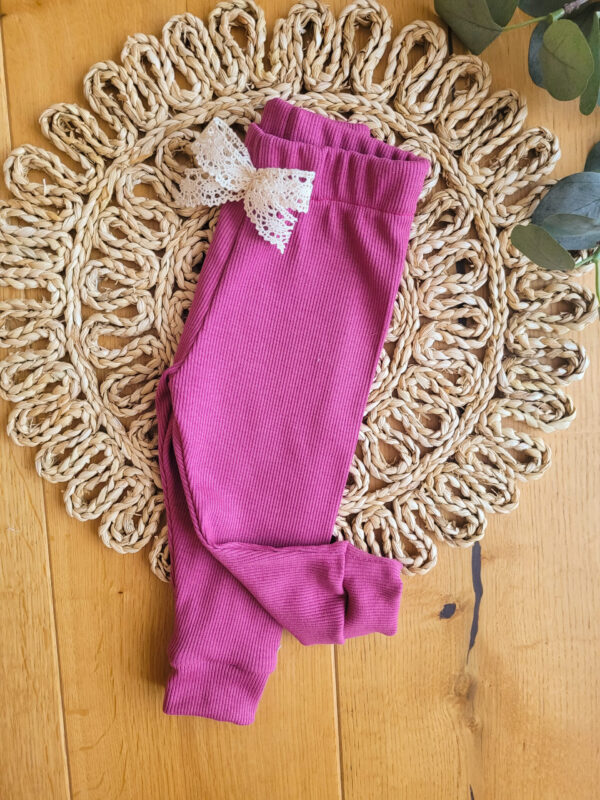 Legginsy-prazkowane-dla-dziewczynki-wrzosowy-roz-scaled-1.jpg