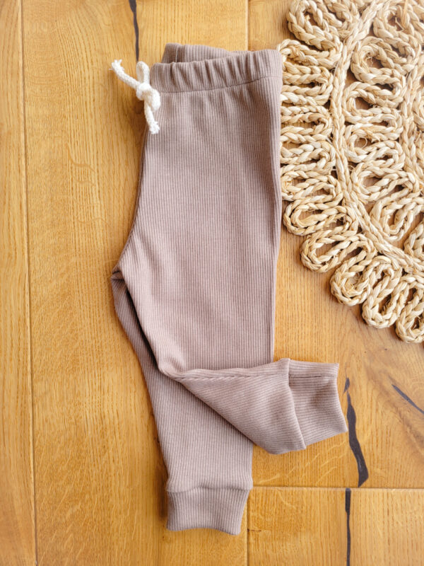 Legginsy-prazkowane-dzieciece-cappucino-scaled-1.jpg Legginsy-prazkowane-dzieciece-cappucino-scaled-1.jpg