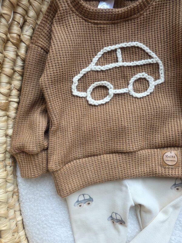 Sweterek dla dziecka z autkiem karmel