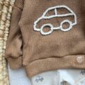 Sweterek dla dziecka z autkiem karmel
