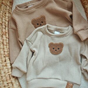 Sweterek dla dziecka z misiem beż i jasny beż