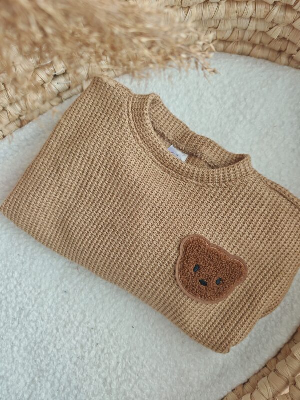 Sweterek dla dziecka z misiem karmel jasny