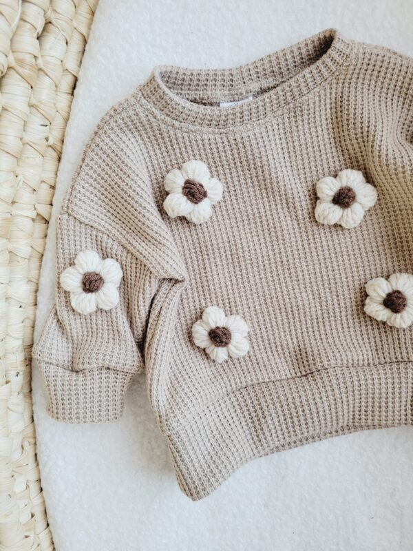 Sweterek dla dziewczynki beżowy z kwiatami jasny beż