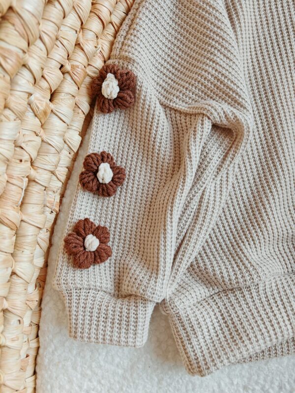 Sweterek dla dziewczynki beżowy z kwiatami brąz