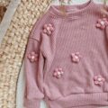 Sweterek dla dziewczynki brudny róż z kwiatami