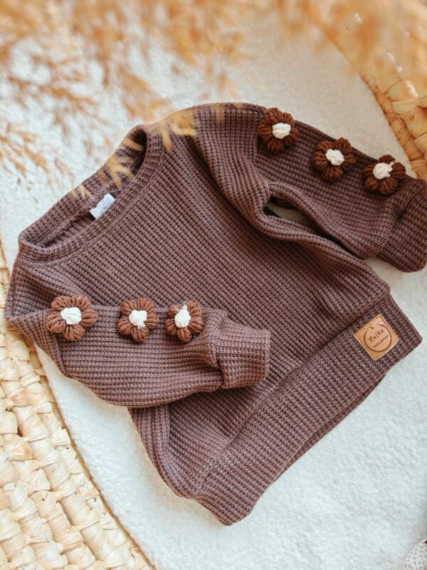 Sweterek dla dziewczynki cappucino z kwiatami brąz