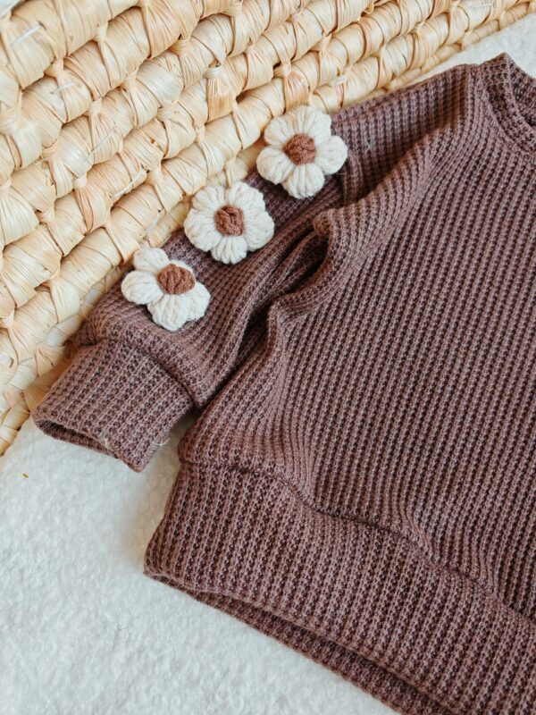 Sweterek dla dziewczynki cappucino z kwiatami jasny beż