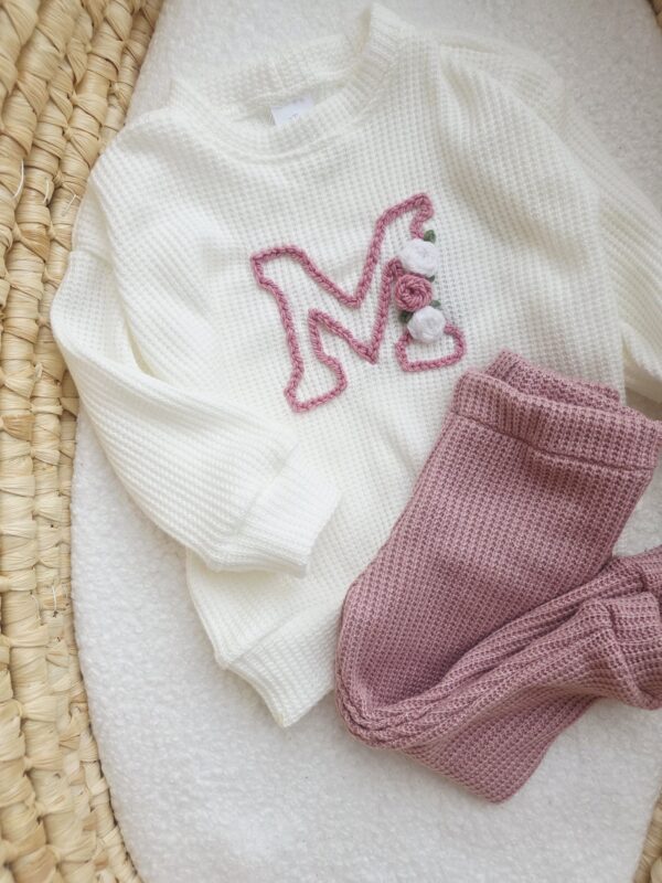 Sweterek dla dziewczynki ecru z hatowaną literą M Sweterek dla dziewczynki ecru z hatowaną literą M