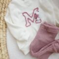 Sweterek dla dziewczynki ecru z hatowaną literą M