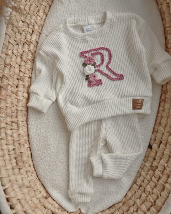 Sweterek dla dziewczynki ecru z hatowaną literą R Sweterek dla dziewczynki ecru z hatowaną literą R