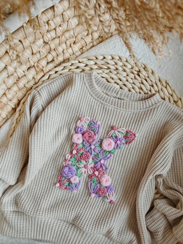 Sweterek dla dziewczynki jasny beż litera K