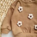 Sweterek dla dziewczynki karmel z kwiatami jasny beż