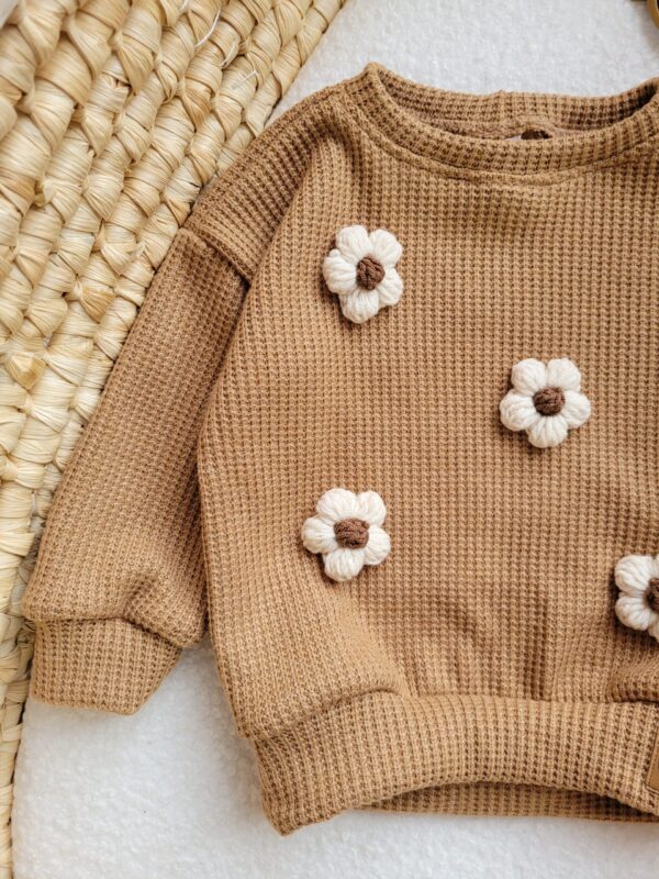 Sweterek dla dziewczynki karmel z kwiatami jasny beż