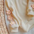 Sweterek dla dziewczynki kremowy z kwiatami róż