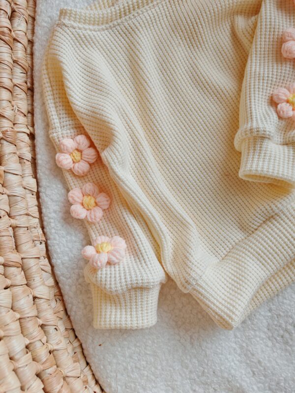 Sweterek dla dziewczynki kremowy z kwiatami róż
