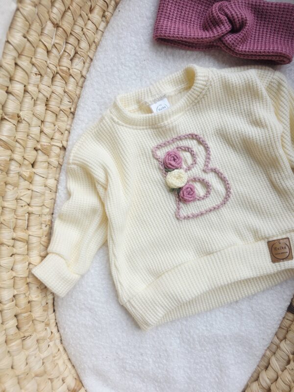 Sweterek dla dziewczynki krem z hatowaną literą B Sweterek dla dziewczynki krem z hatowaną literą B