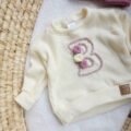 Sweterek dla dziewczynki krem z hatowaną literą B