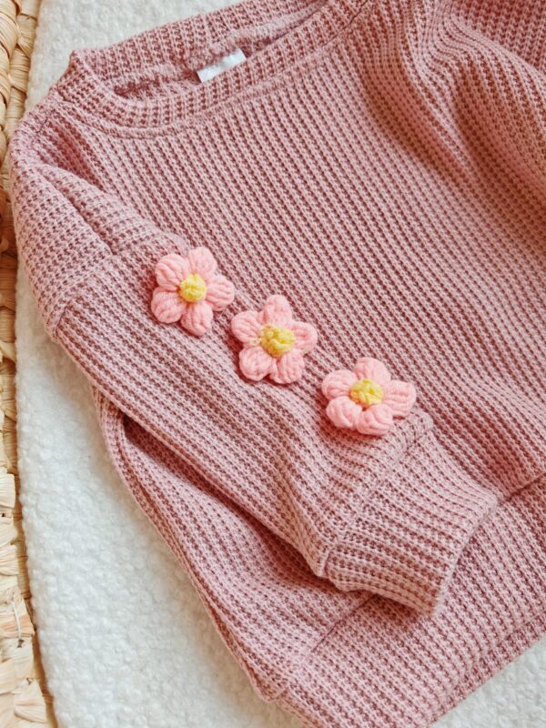 Sweterek dla dziewczynki z kwiatami pastelowy róż