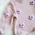 Sweterek dla dziewczynki pastelowy róż kwiaty lawenda